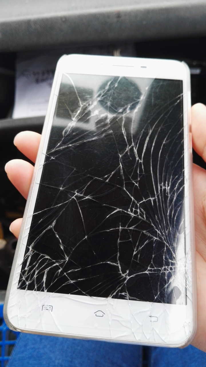 手机摔碎了黑屏主机坏了吗