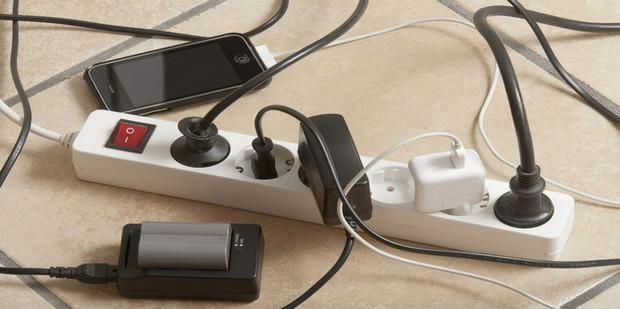 电脑主机电源开机又关机