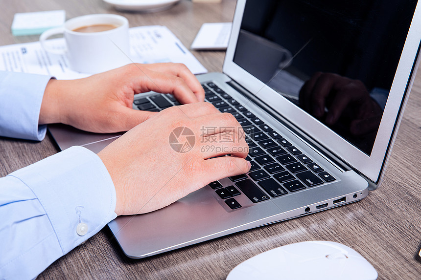 电脑主机连接显卡驱动