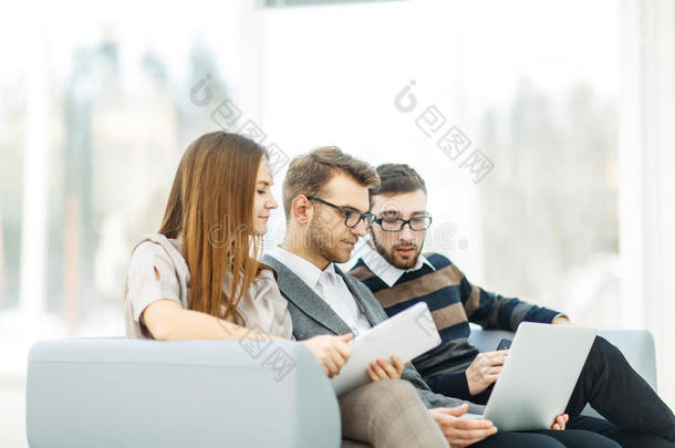 同事的主机放在桌上背对着我