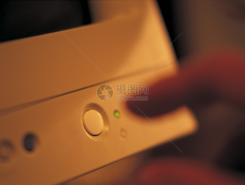 关机是先关主机后关外设