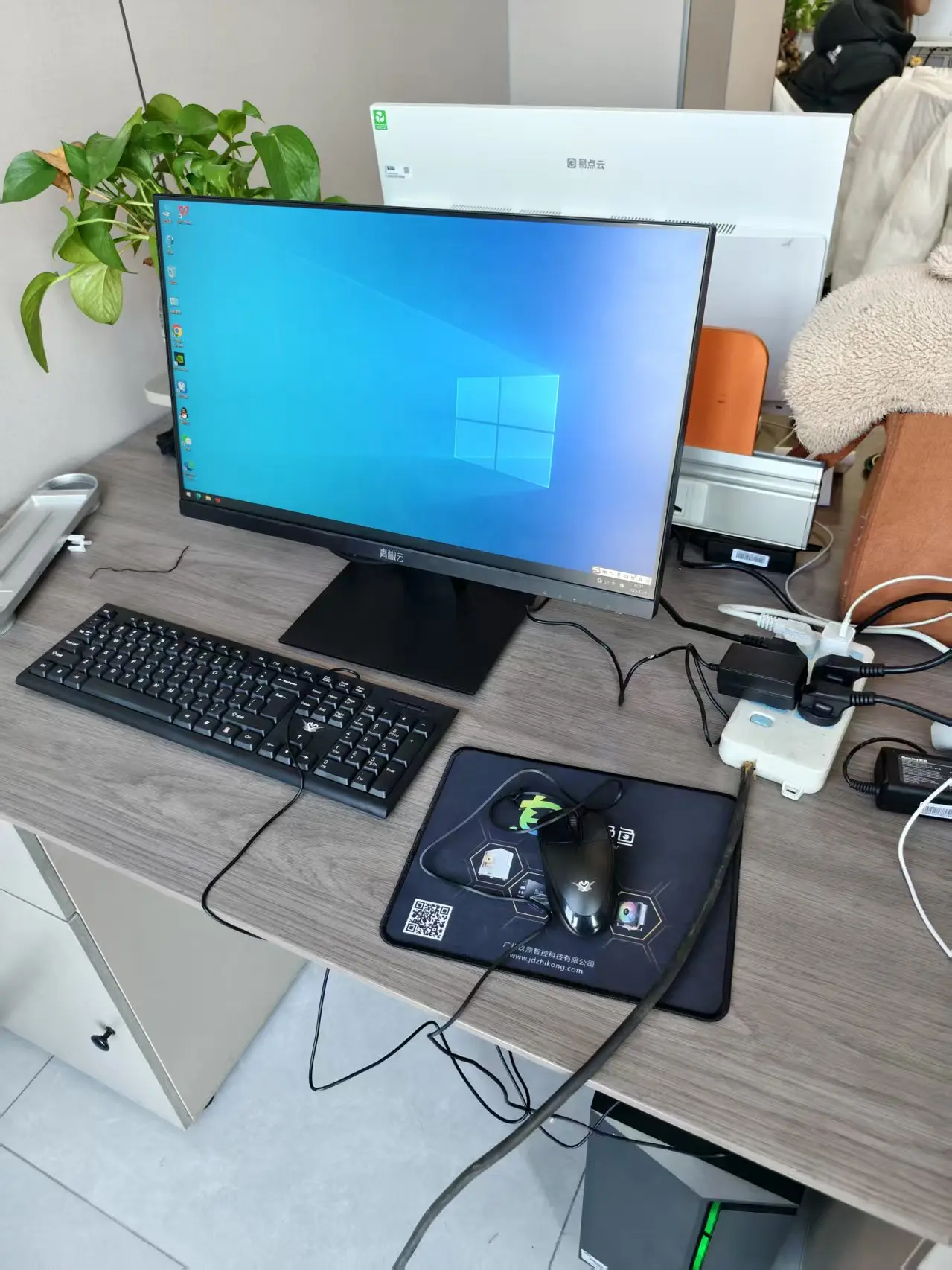 电脑卡屏主机发出滴一声