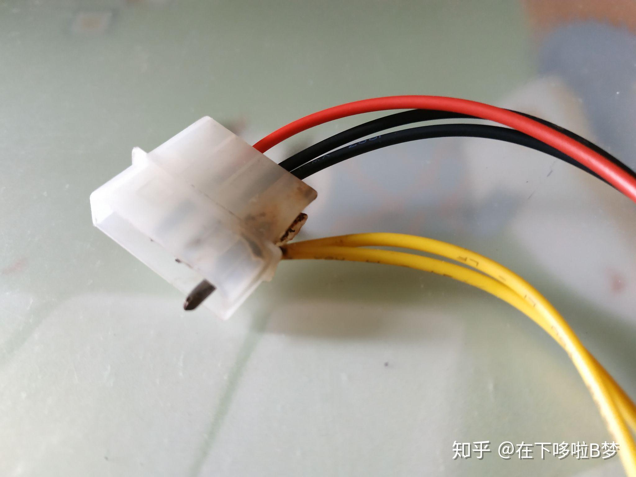 电脑玩着黑屏主机风扇还转