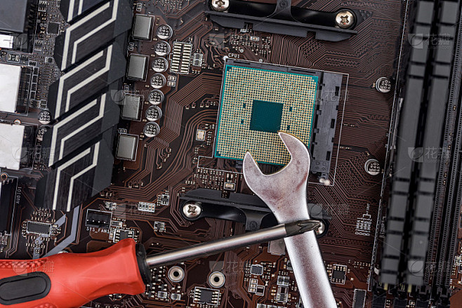 用手碰主机背后的金属挡板