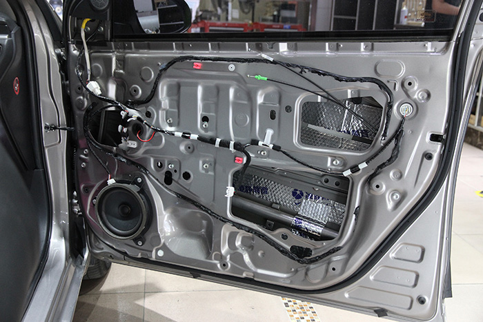 卡罗拉音响主机蓝色线