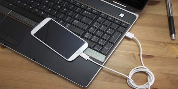 用主机给手机充电好不好