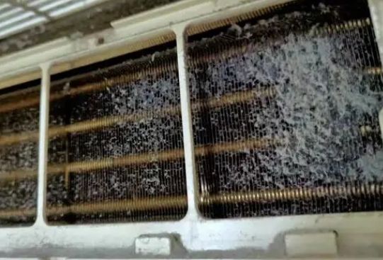 格力空调外面主机铜管结霜