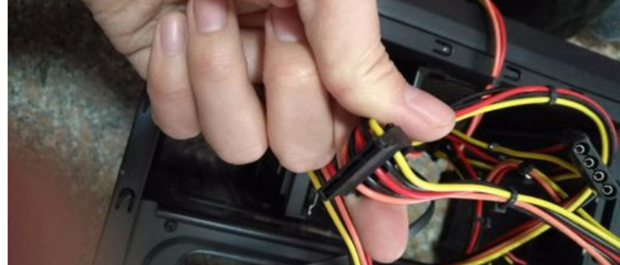 硬盘白蓝白红白黄怎么插电脑主机