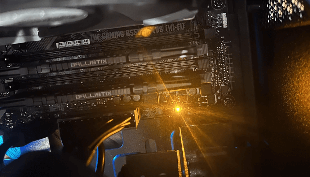 电脑主机后面闪白光