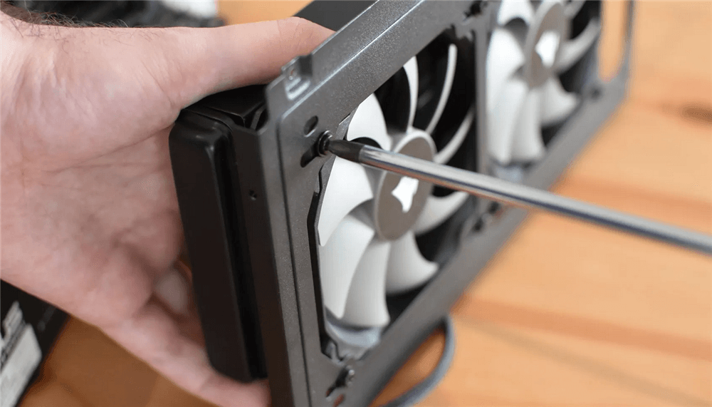 电脑主机一闪一闪风扇转不了机