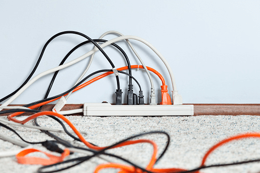 插线板放电脑主机上行吗