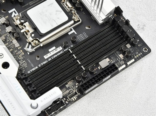 技嘉主机内存卡槽有几个