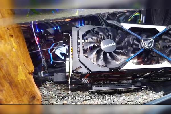 电脑主机里面的液体管道