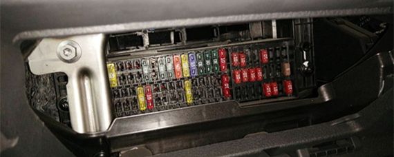 帕萨特防盗主机盒在哪