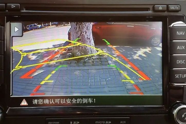 大屏上有没有倒车雷达主机