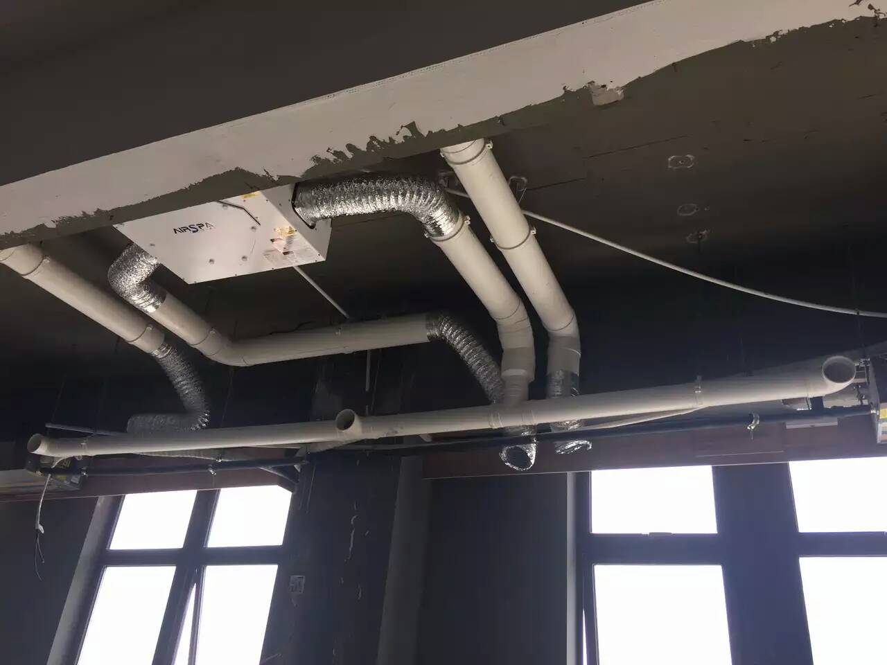 新风系统室外排气管距离主机的