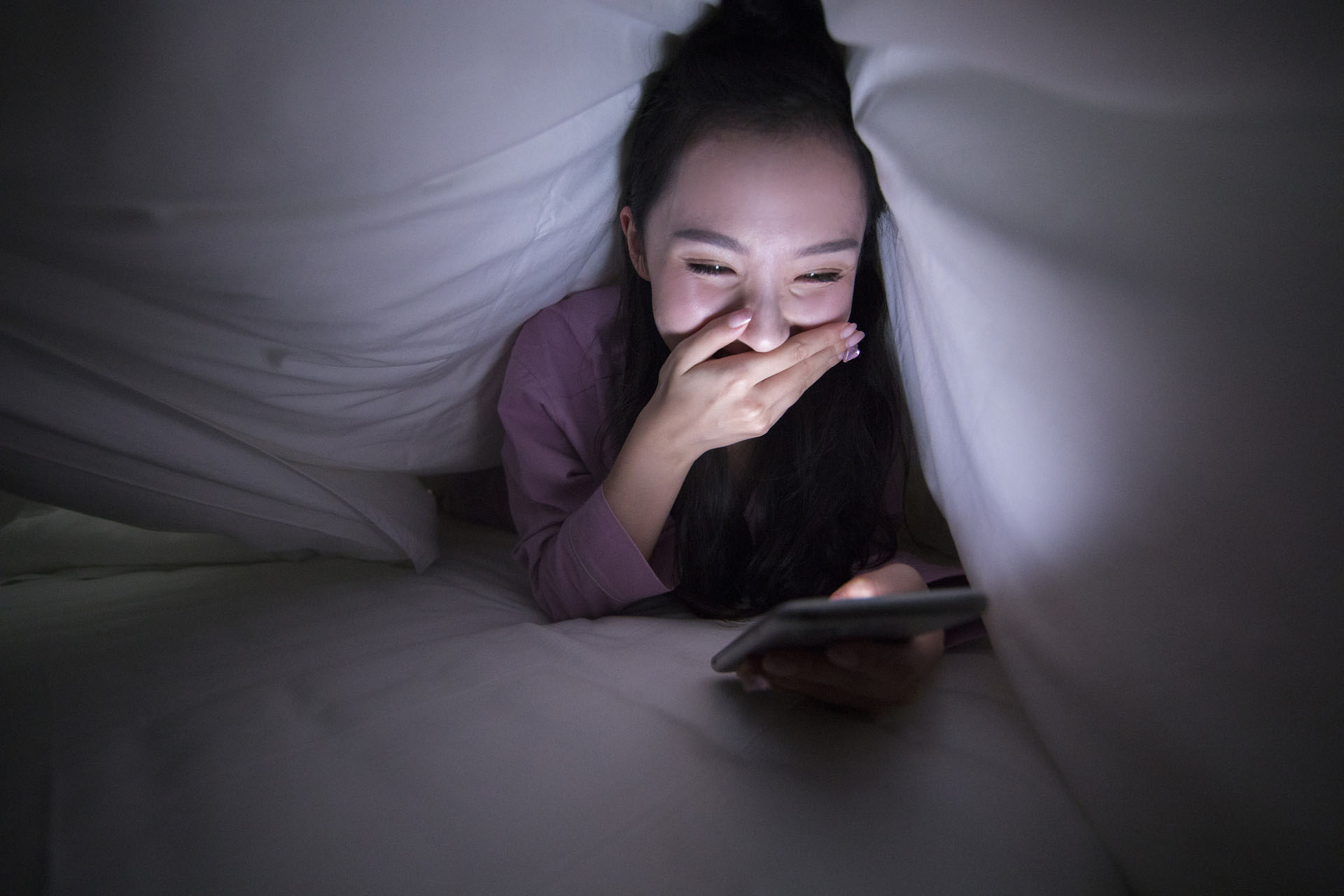 晚上不关电脑主机费电嘛