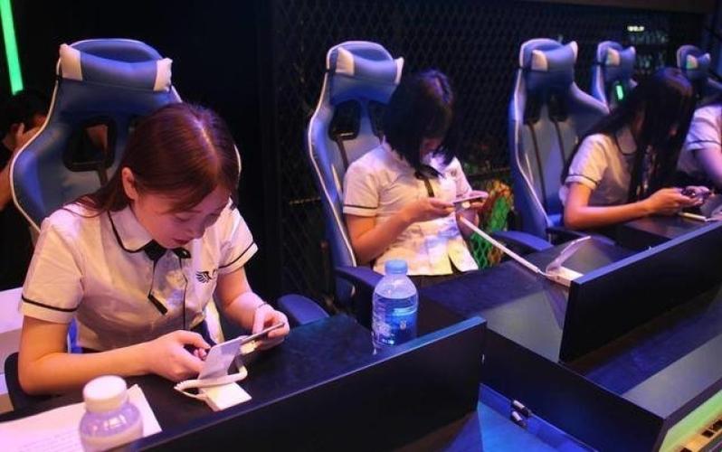 开主机游戏实体店拿货