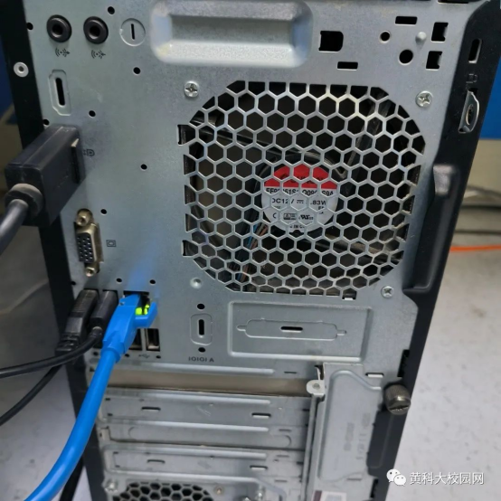 电脑主机网线插口红光