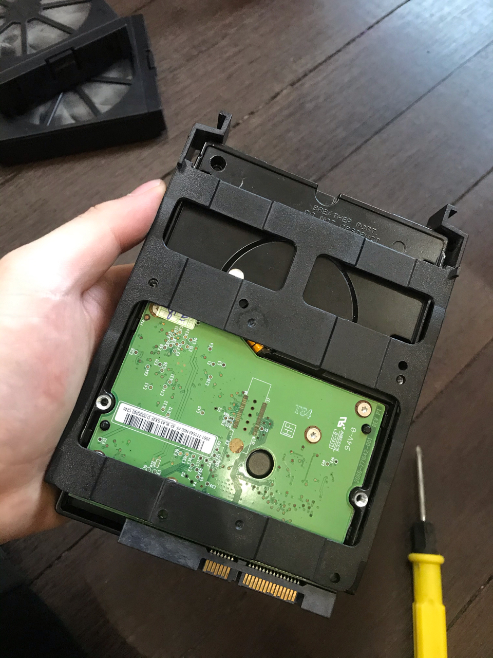 电脑主机里硬盘怎么取出资料